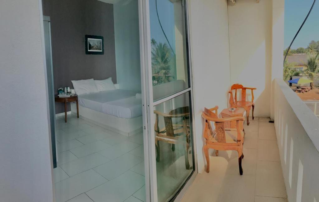 Aqil Beach Inn Маранг Екстериор снимка